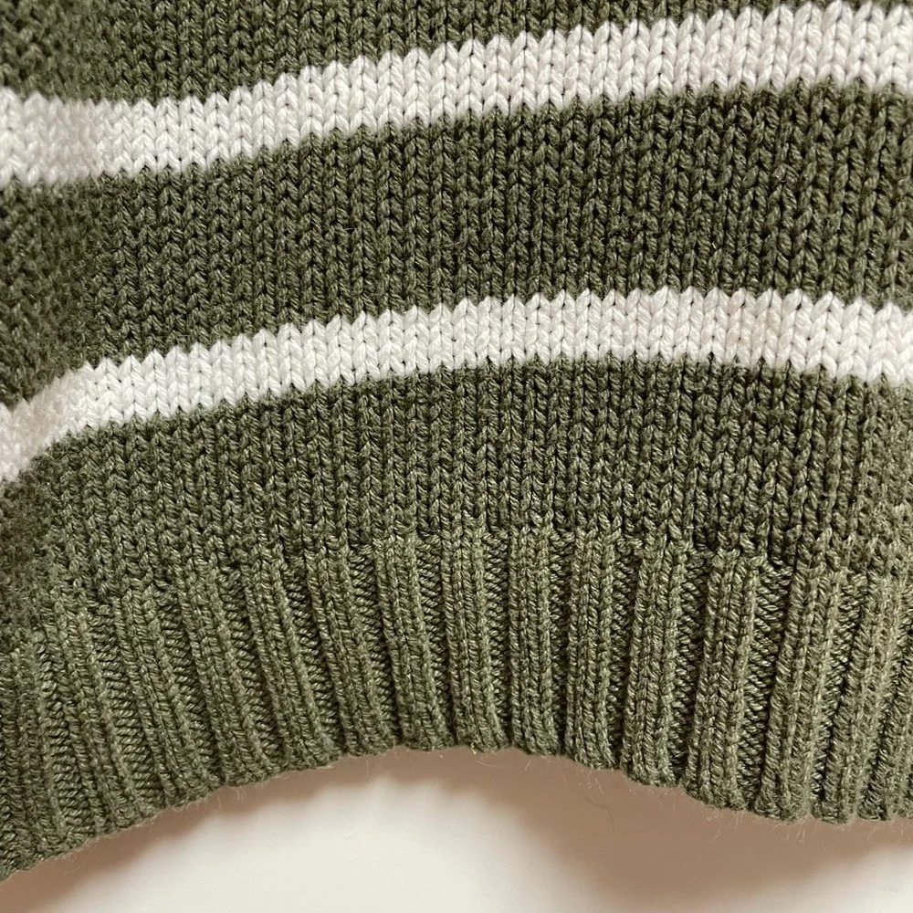 American Eagle Sz XS Army Green Cream Striped V-Neck Cropped Long Sleeve Sweater
